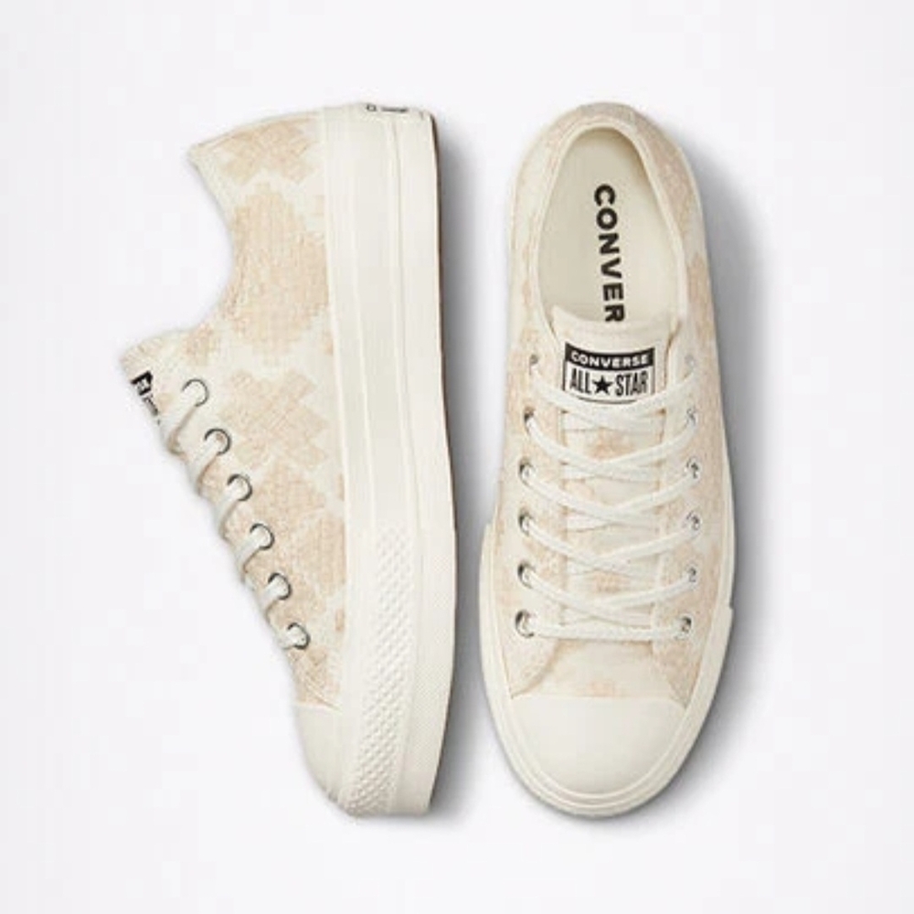 New Converse Chuck Taylor All Star Lift Platform Low Embrodery Women's  size 6.5